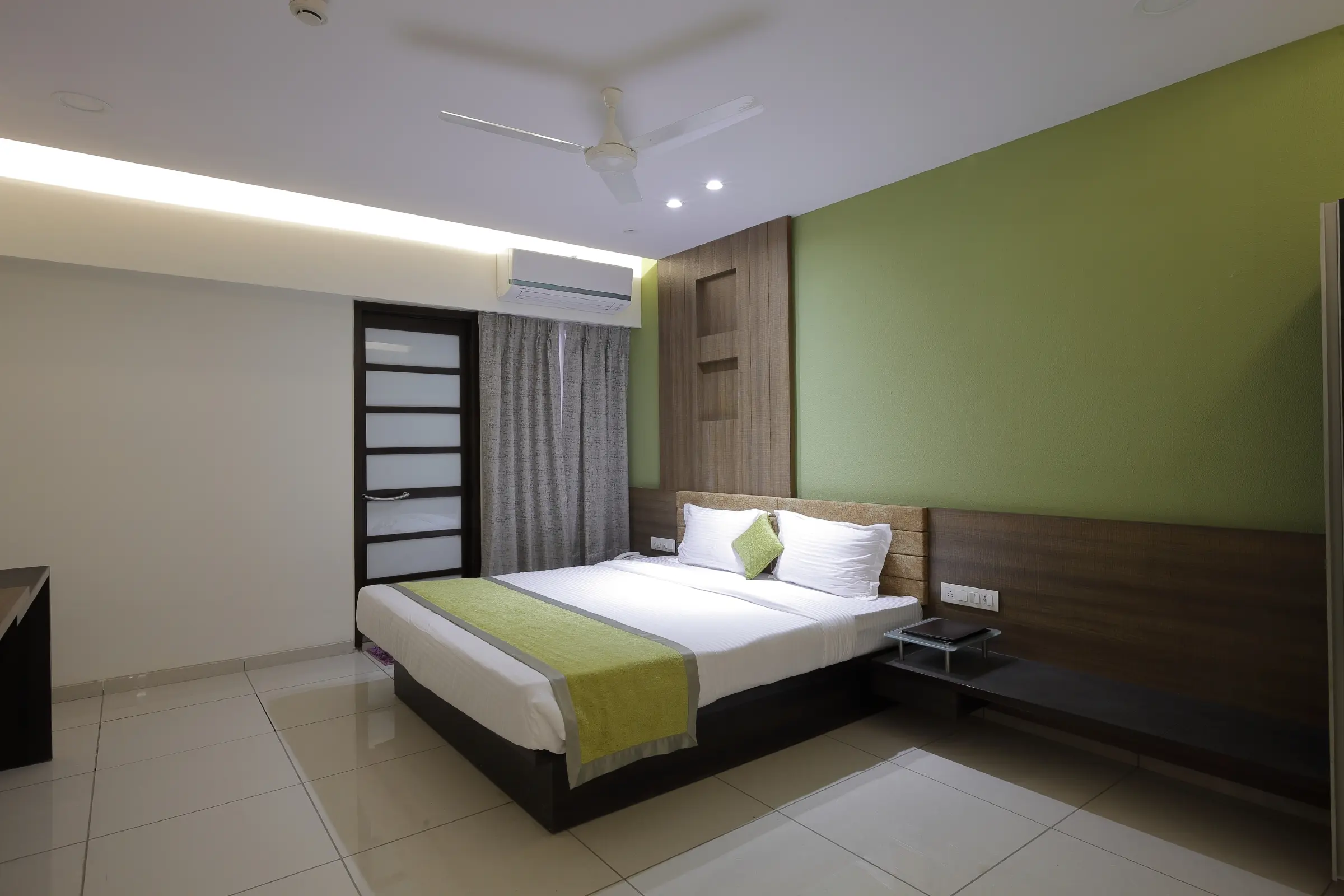 Deluxe room bathroom